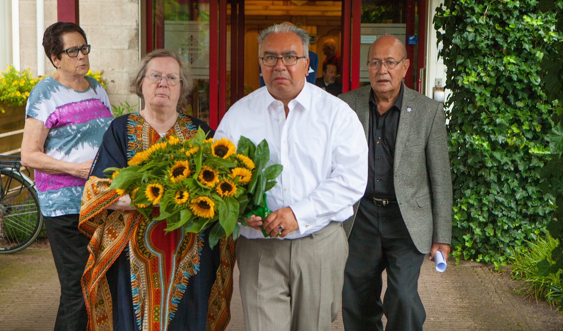 Na afloop van de bijeenkomst werden er bloemen neergelegd op het terrein van Patria. 