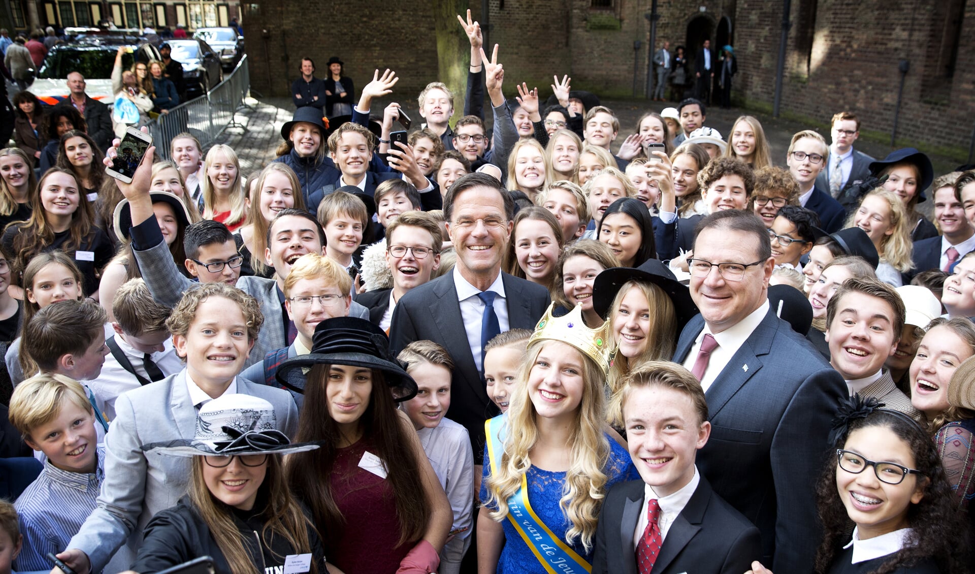 De scholieren van de acht scholen samen met premier Rutte. 