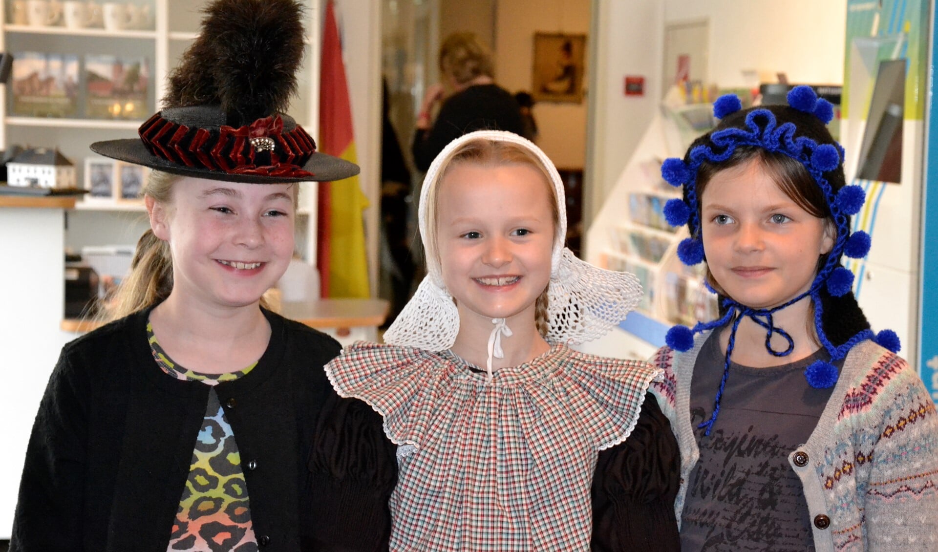De Huizer klederdracht voor meisjes is te zien tijdens de eerste tentoonstelling van het Netwerk Zuiderzeecollecties.