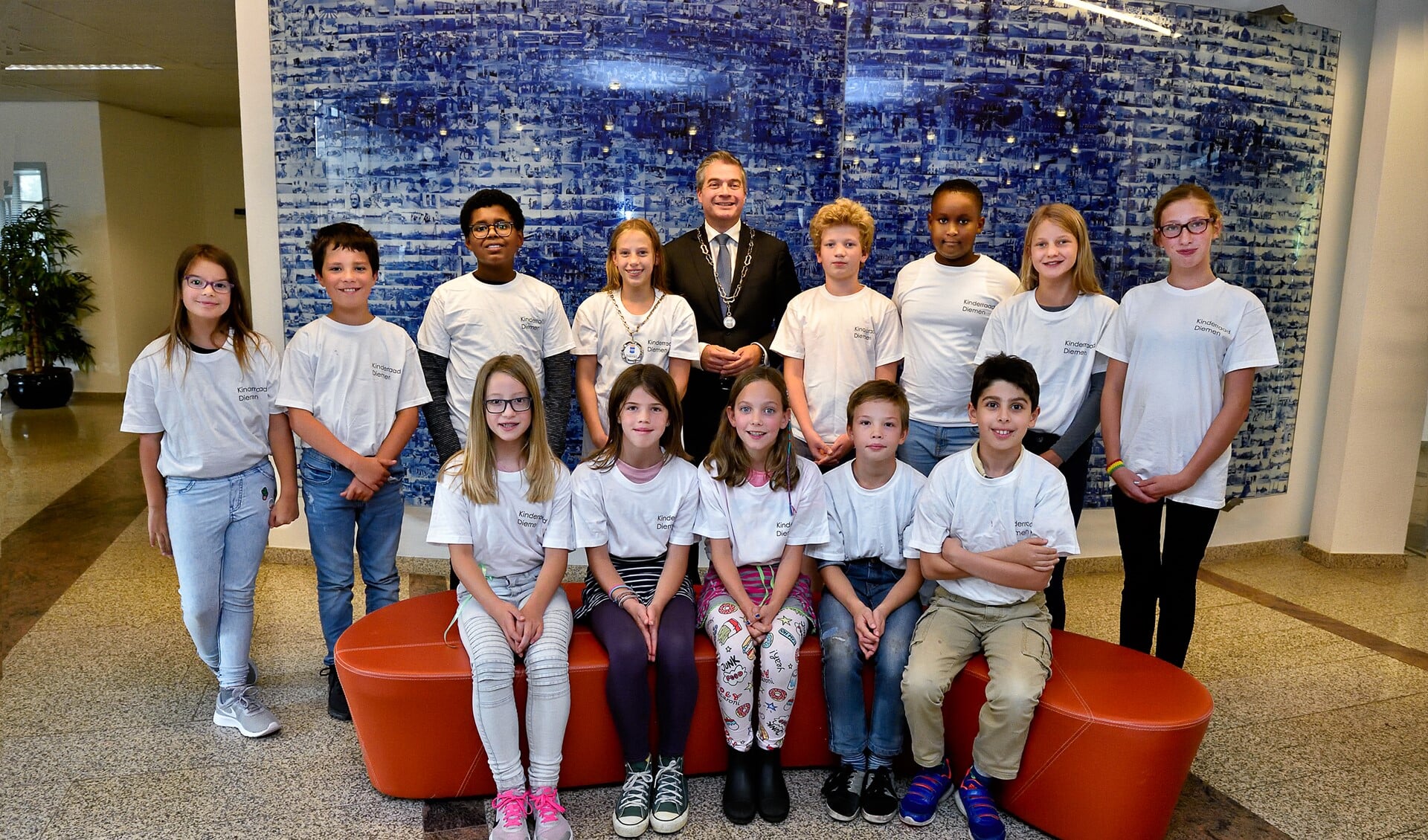 De nieuwe kinderraadsleden met de burgemeester en de kinderburgemeester van Diemen.