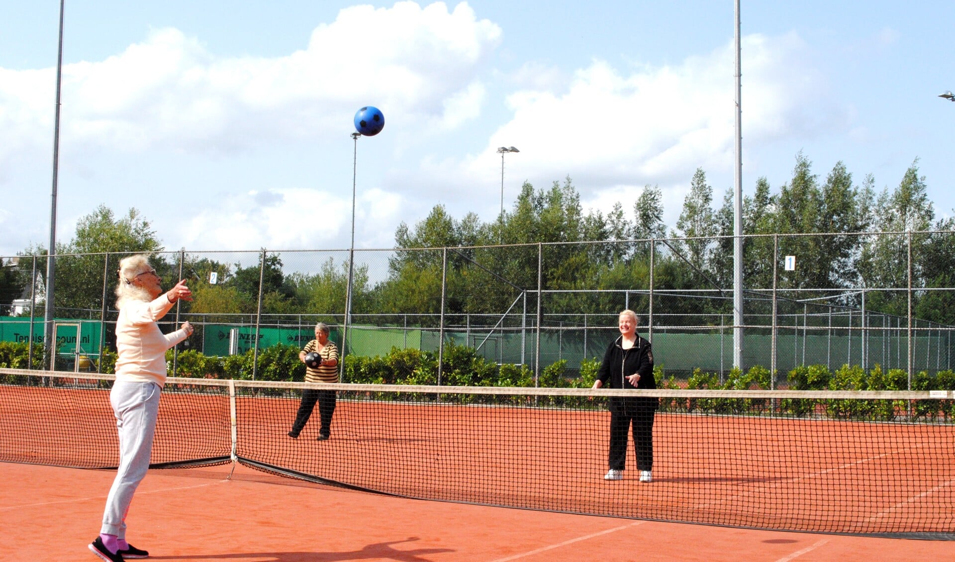 De Weesper Tennis Club loopt voor op het sportakkoord want hier wordt al tijdenlang tennis aangeboden aan ouderen.