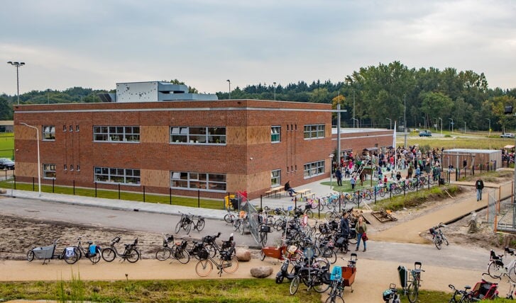 Villa Vrolik is één van de nieuwe schoolgebouwen in Hilversum waar een samenwerking is tussen samenwerking tussen een kinderopvang en scholenkoepel. 