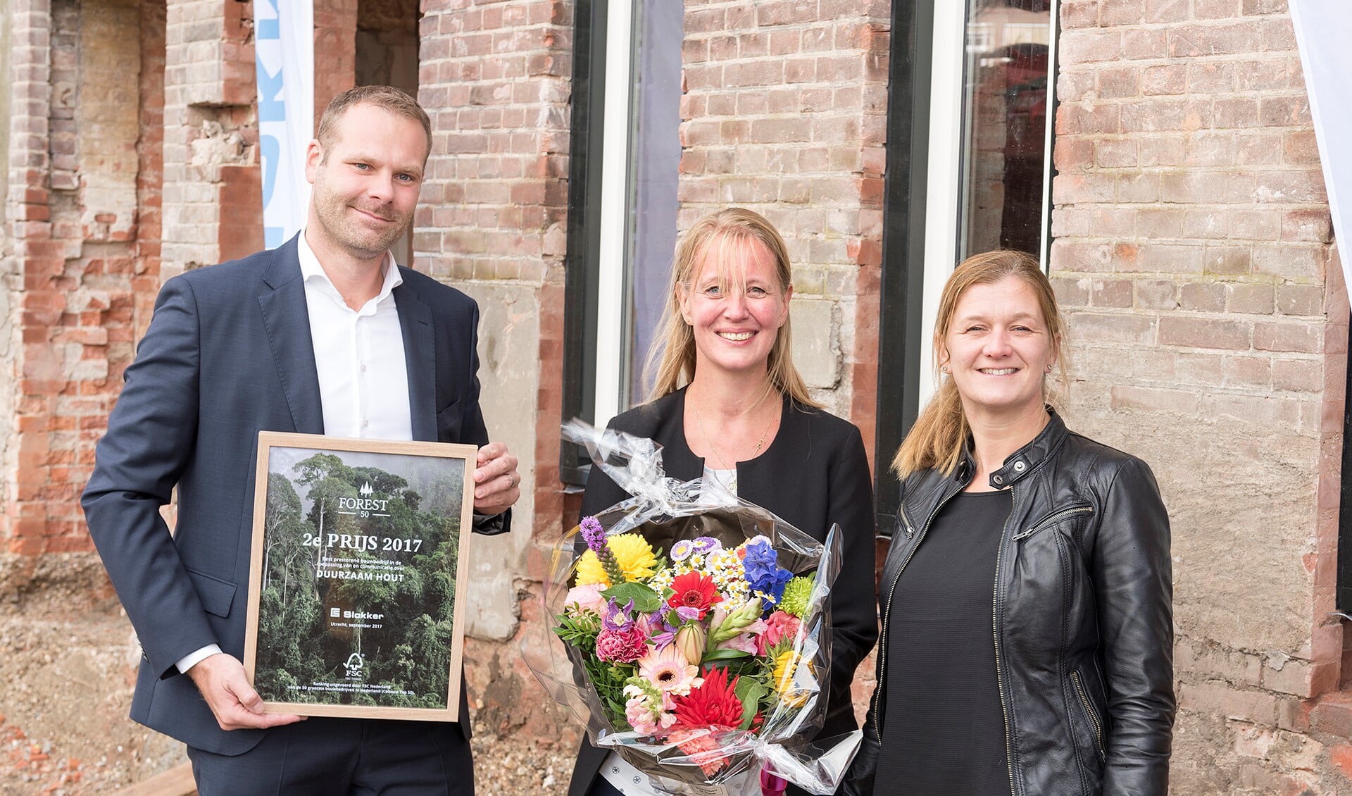 Van links naar recht: Bart Kivits en Erna Snelder van Slokker en Liesbeth Gort, directeur FSC Nederland.