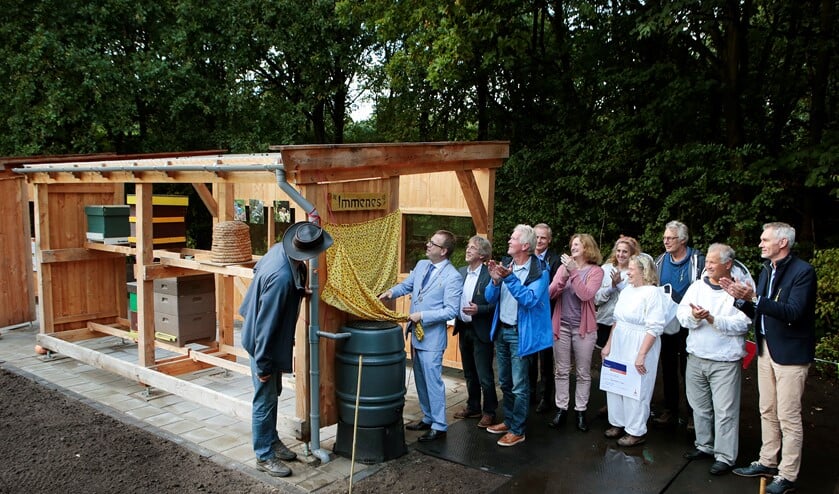 Onder luid applaus onthult burgemeester Roland van Benthem de naam van de bijenschans.