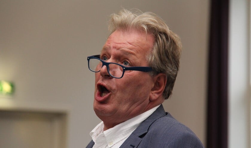 Dirigent Bert Moll mimet alle teksten mee tijdens het dirigeren.