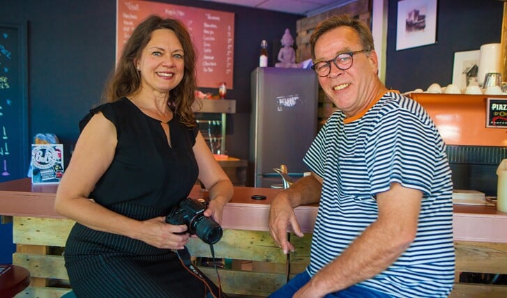 Helen Hofman en Marc Pols in het café van het pop-up-Kunstkantoor, waar zij 23 september voor het eerst een fotografiecafé houden.