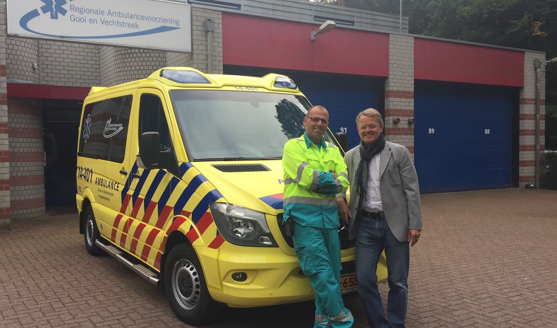 René Ton (r.), directeur van RAV Gooi en Vechtstreek, en Hans Wesdijk, ambulancechauffeur en wagenparkbeheerder.