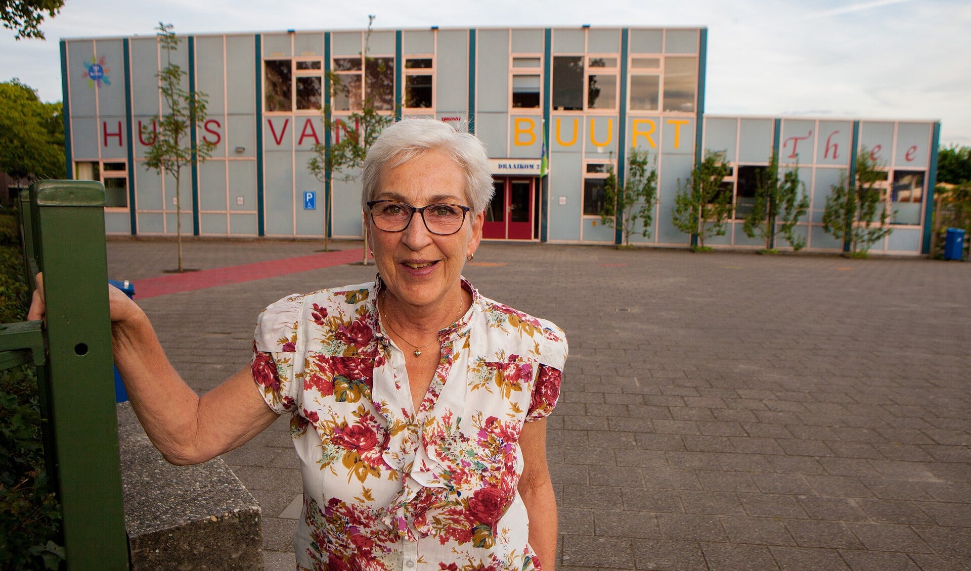 Anita Dijk voor De Draaikom, waar straks een AED zal hangen die gebruikt kan worden als iemand een hartstilstand heeft in de buurt.