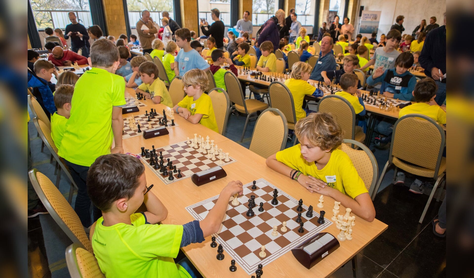 Naast de wereldtop schaken woensdag ook basisscholieren en leerlingen van het middelbaar onderwijs in het Hilversumse museum.