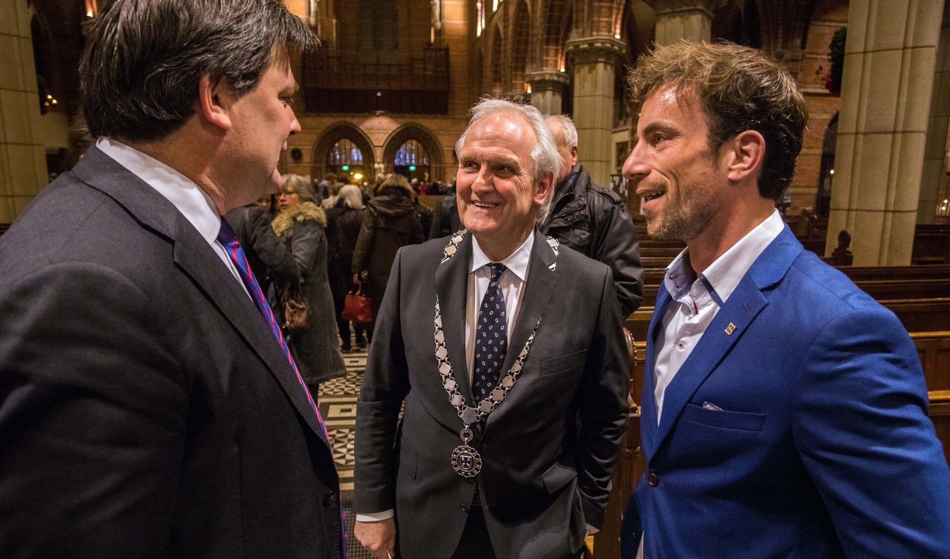 Ruben Assman (rechts) samen met burgemeester Broertjes en wethouder Floris Voorink. 