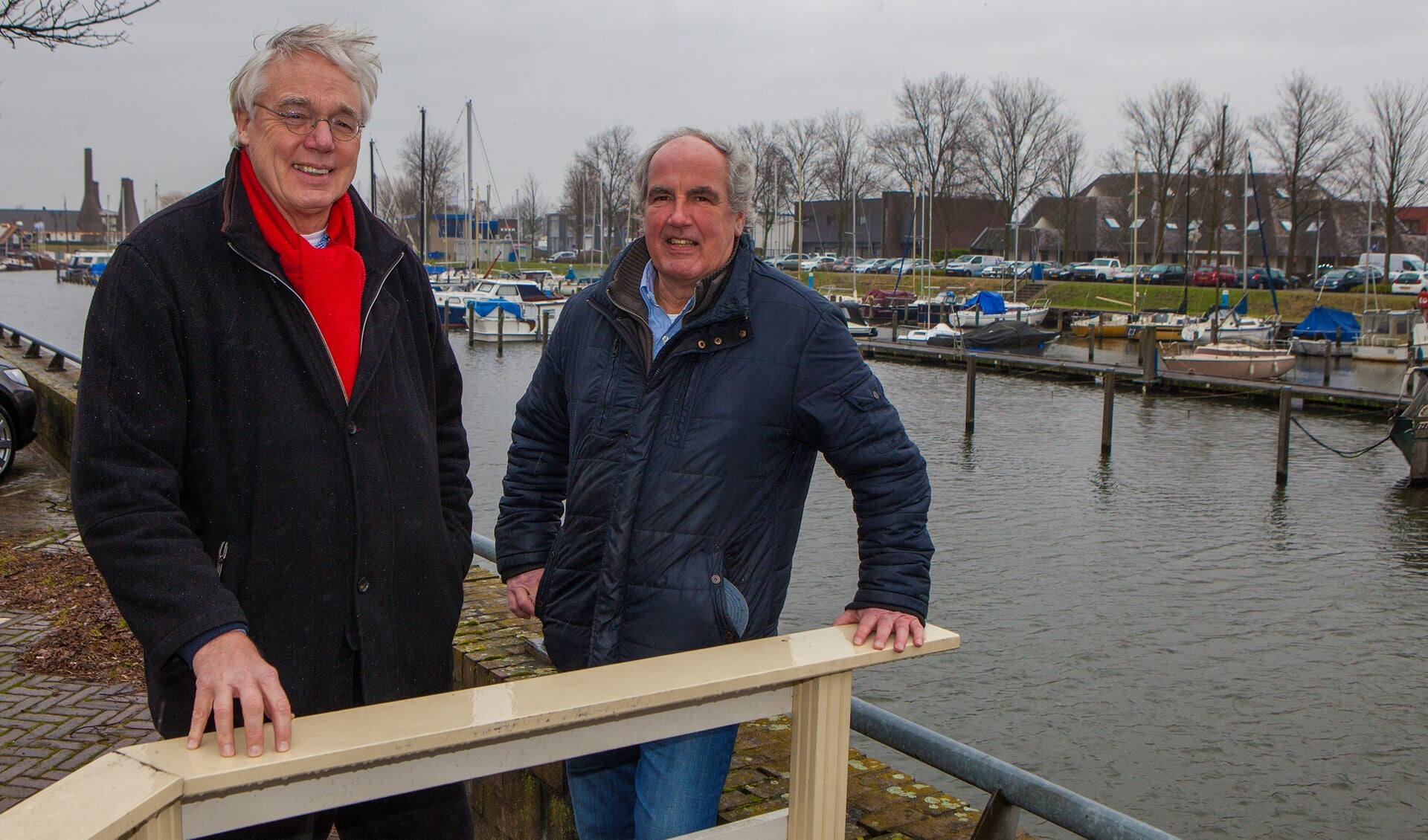 André Vink (links) en Willem Geesink voor de haven die in hun ogen ook in een visie opgenomen moet worden om Huizen echt de Haven van 't Gooi te laten zijn.