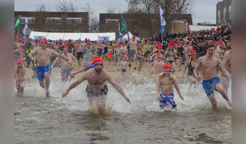 Een eerdere nieuwjaarsduik in Huizen.