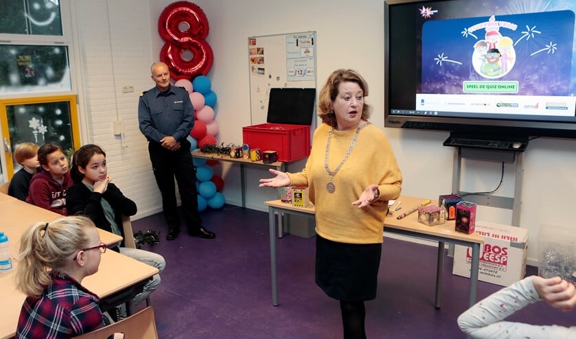 Kruisinga stond onlangs nog voor de klas om kinderen te vertellen over de gevaren van vuurwerk.