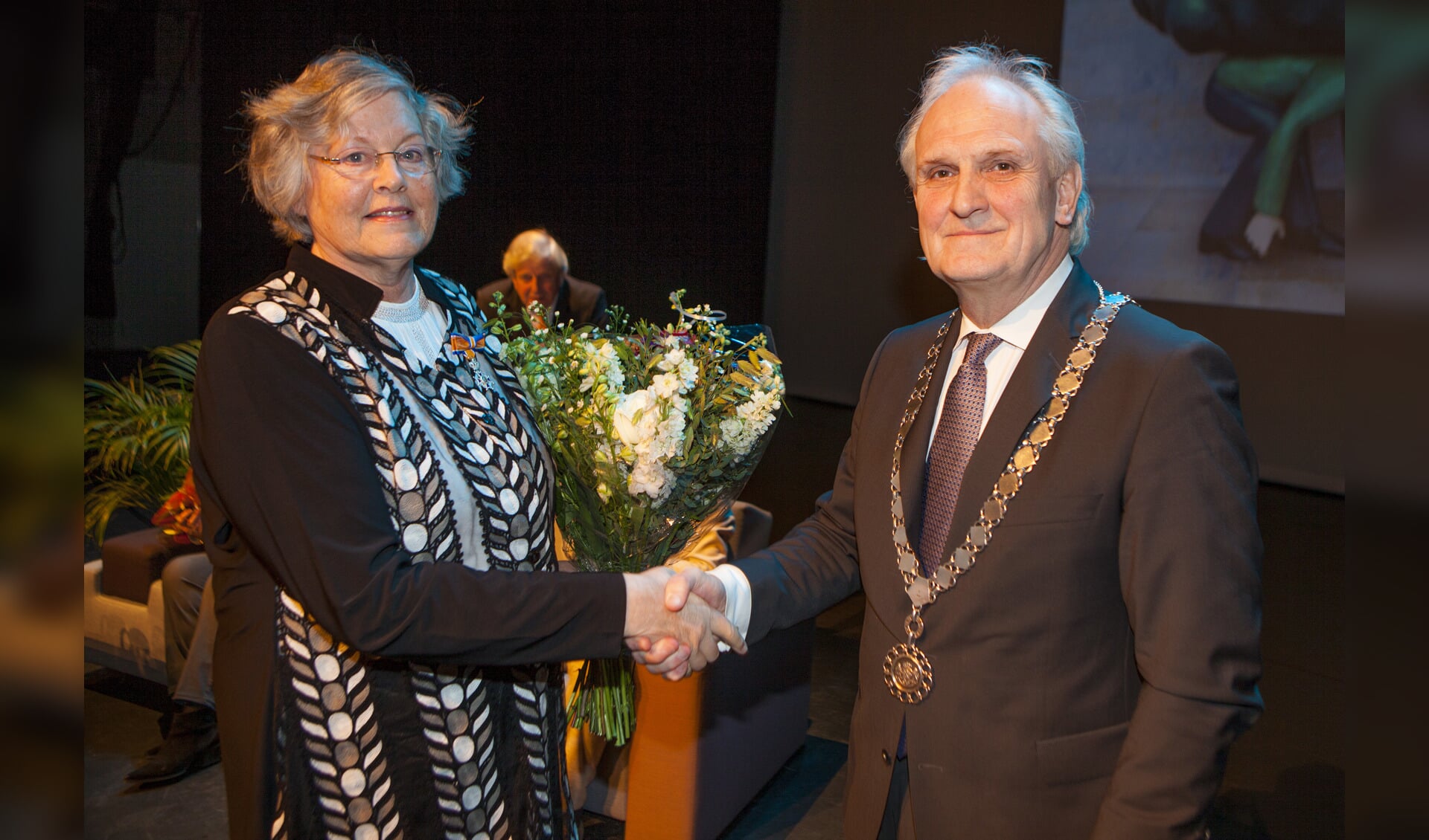 Alida ten Wolde samen met burgemeester Broertjes.