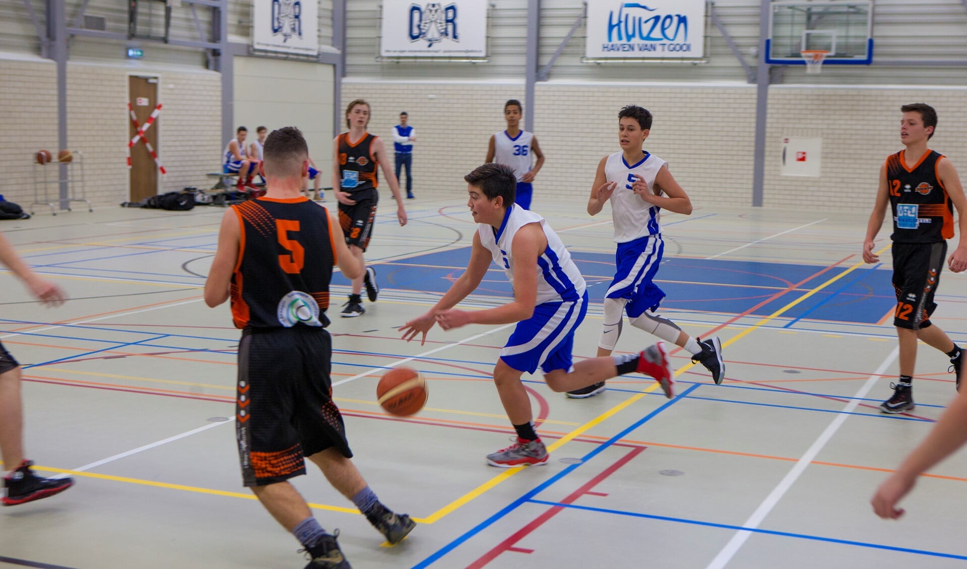 De basketballers van Quick Runners in actie in Sporthal Wolfskamer.
