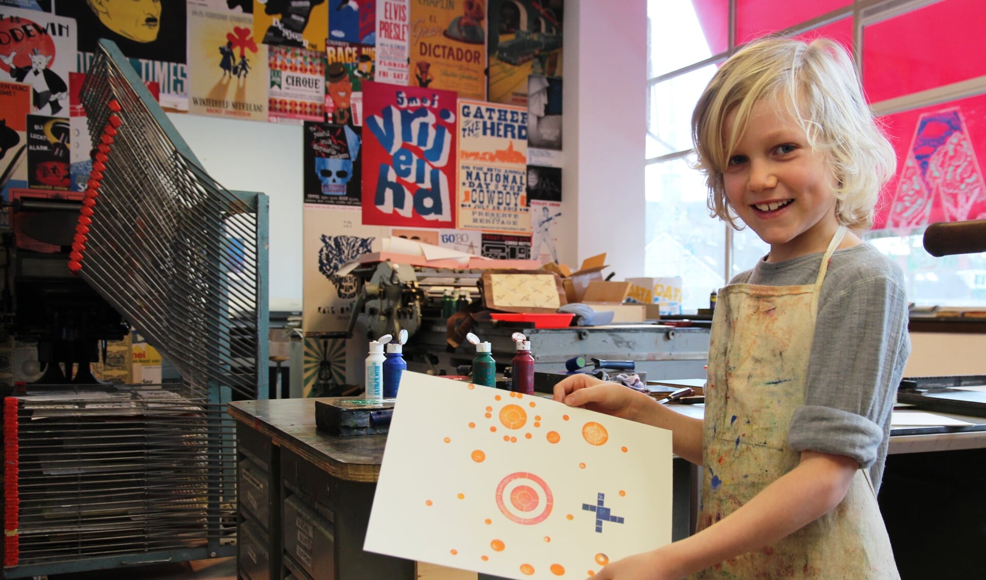 Lucas Fahy van de International School Hilversum laat trots zijn kunstwerk zien. Gemaakt met legostenen.