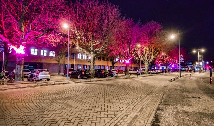 Nu sinds dinsdag de nieuwe sfeerverlichting er hangt, spreken de gebruikers van 'Red Arenapark'.