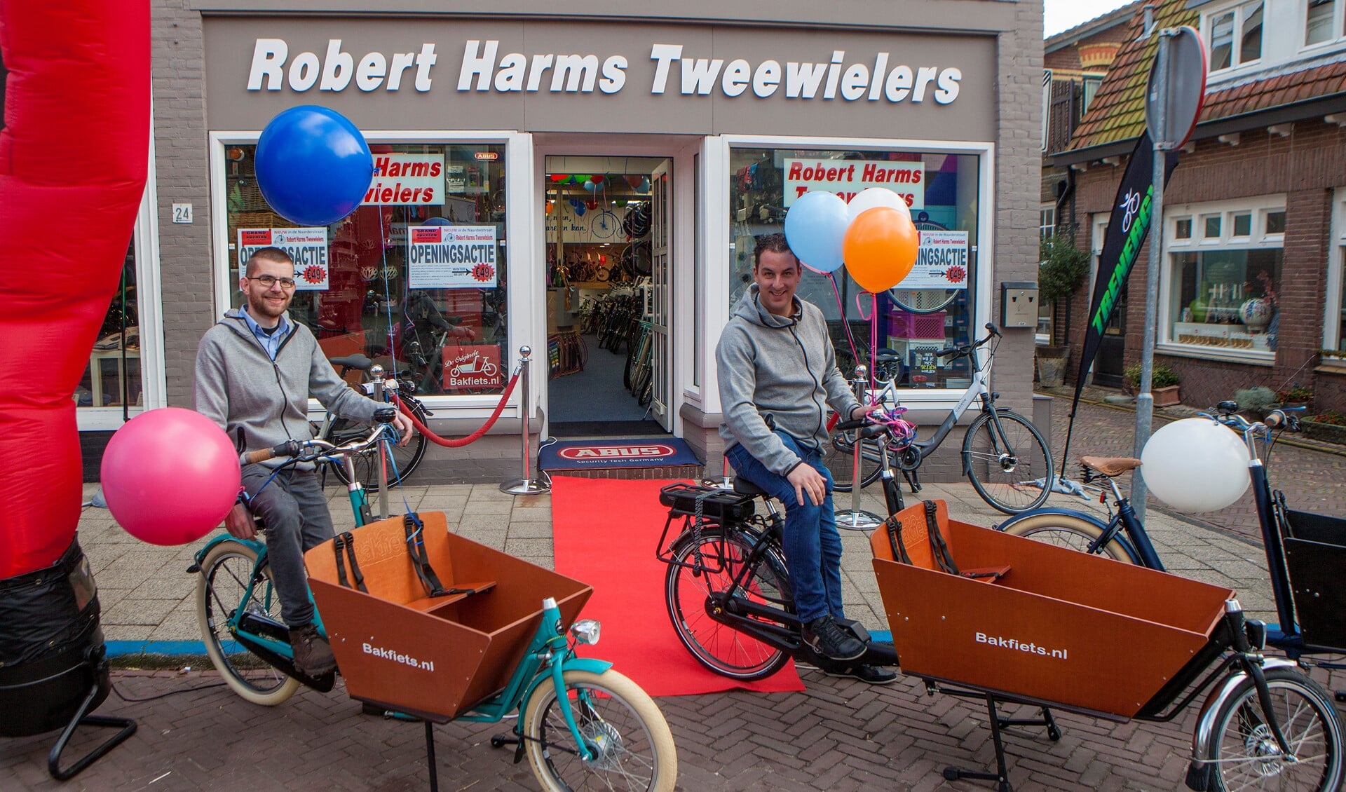 Robert Harms (r) en zijn collega Peter voor de winkel aan de Naarderstraat.