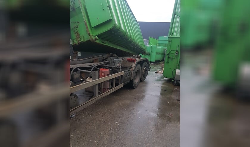 De lege containers waaien van de wagen af. De volle kunnen dus niet gewisseld worden.
