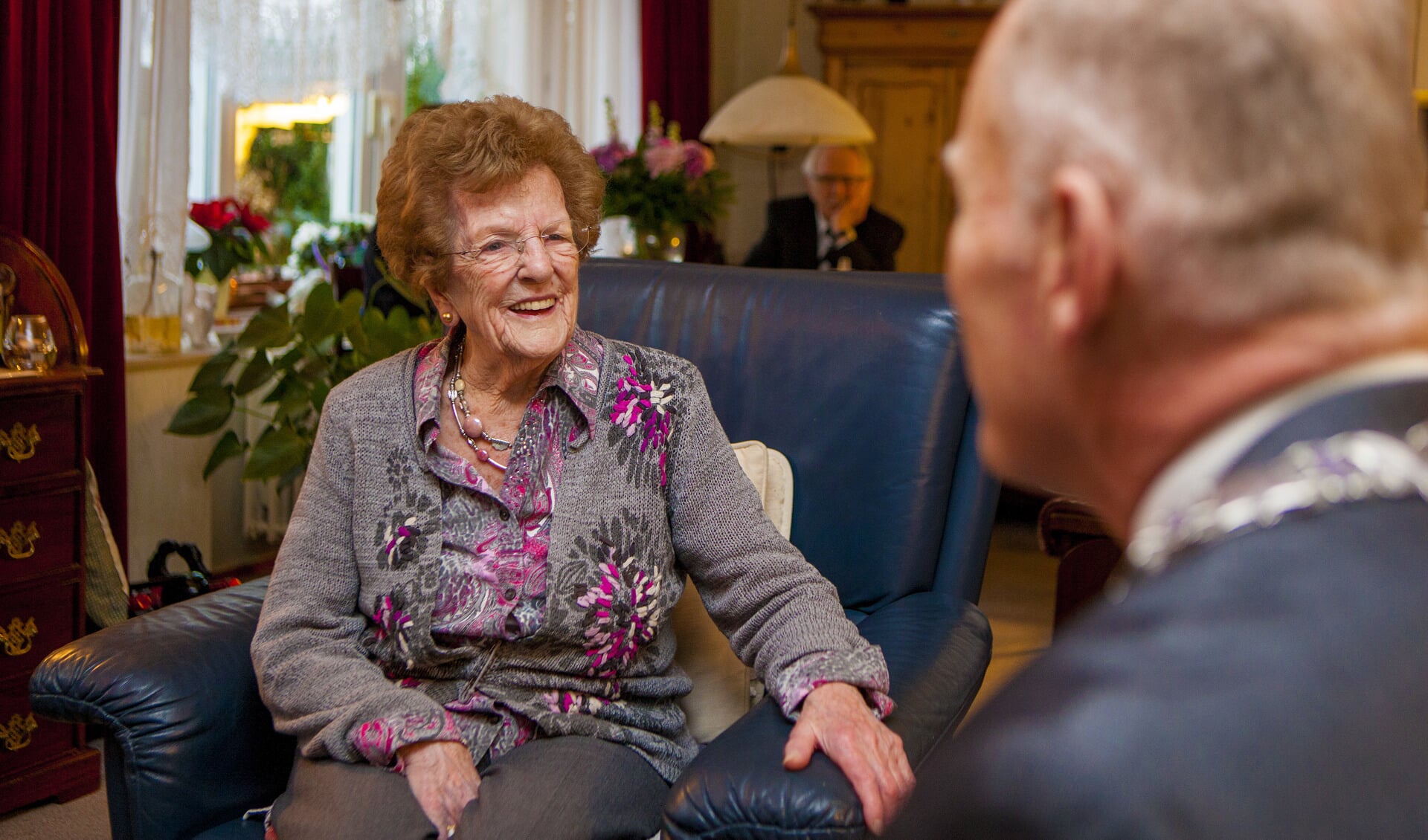 De jarige Rie kreeg bezoek van burgemeester Han ter Heegde.