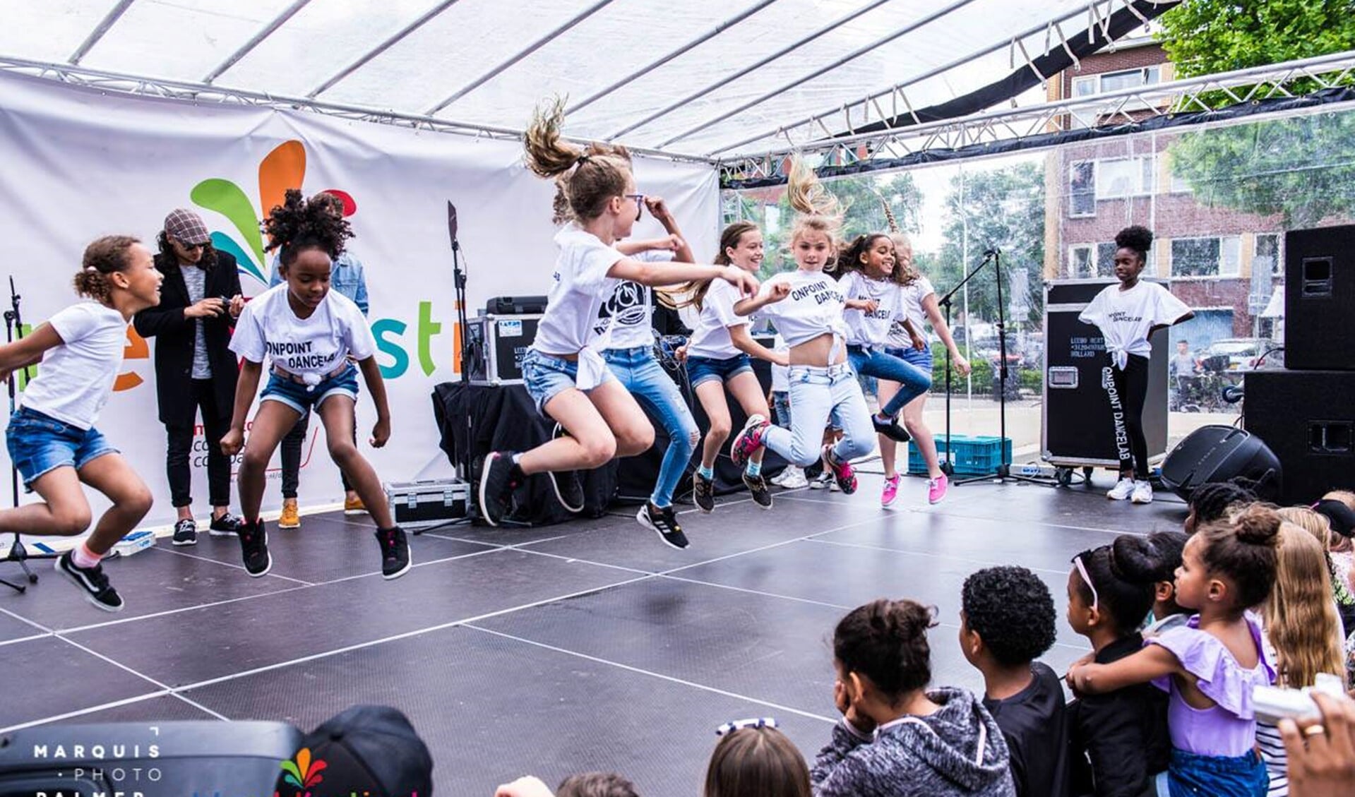 Optreden van OnPoint Dancelab tijdens het Wereldfestival in Diemen.