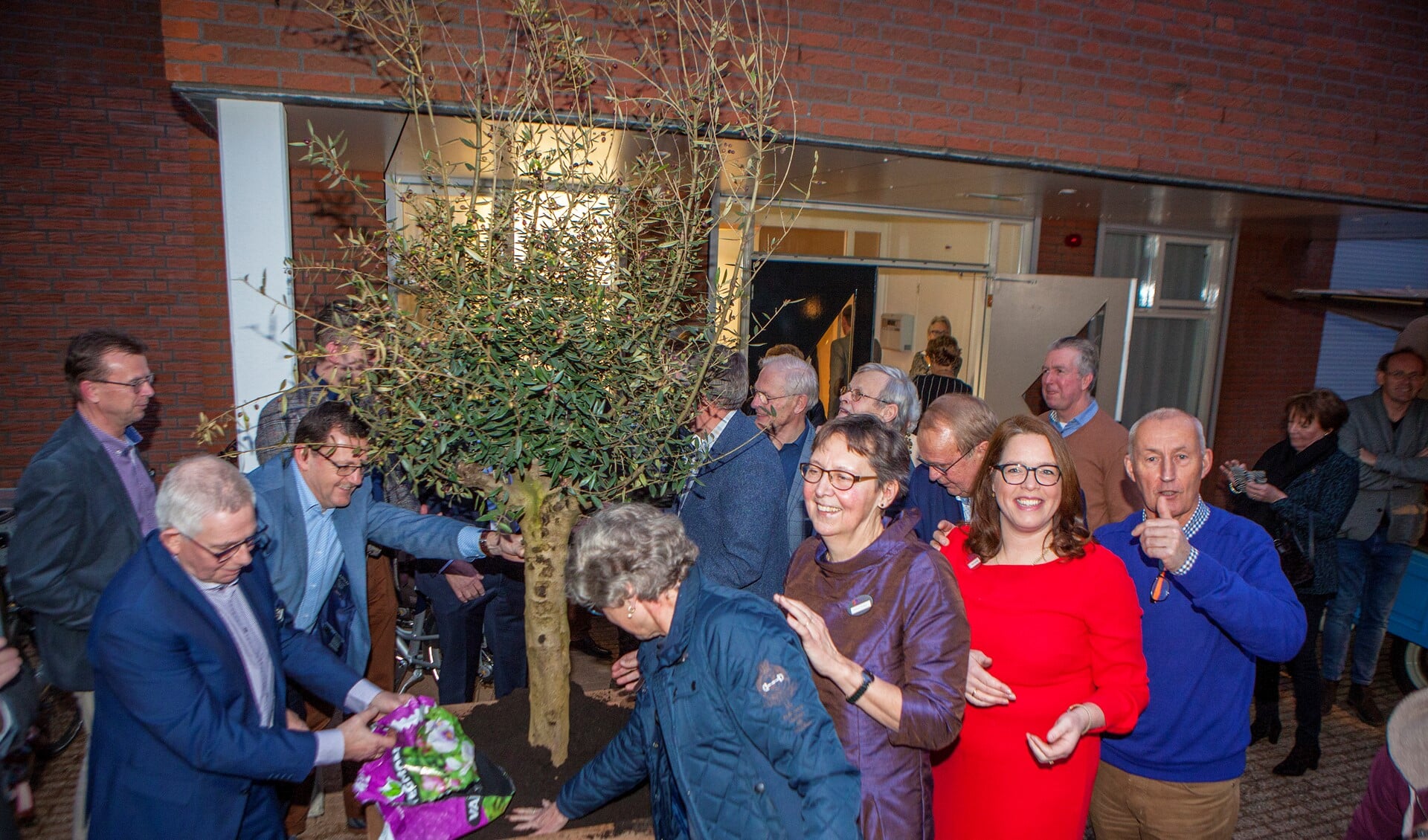 De initiatiefnemers van Hospice Huizen planten ter gelegenheid van de officiële opening een olijfboom.