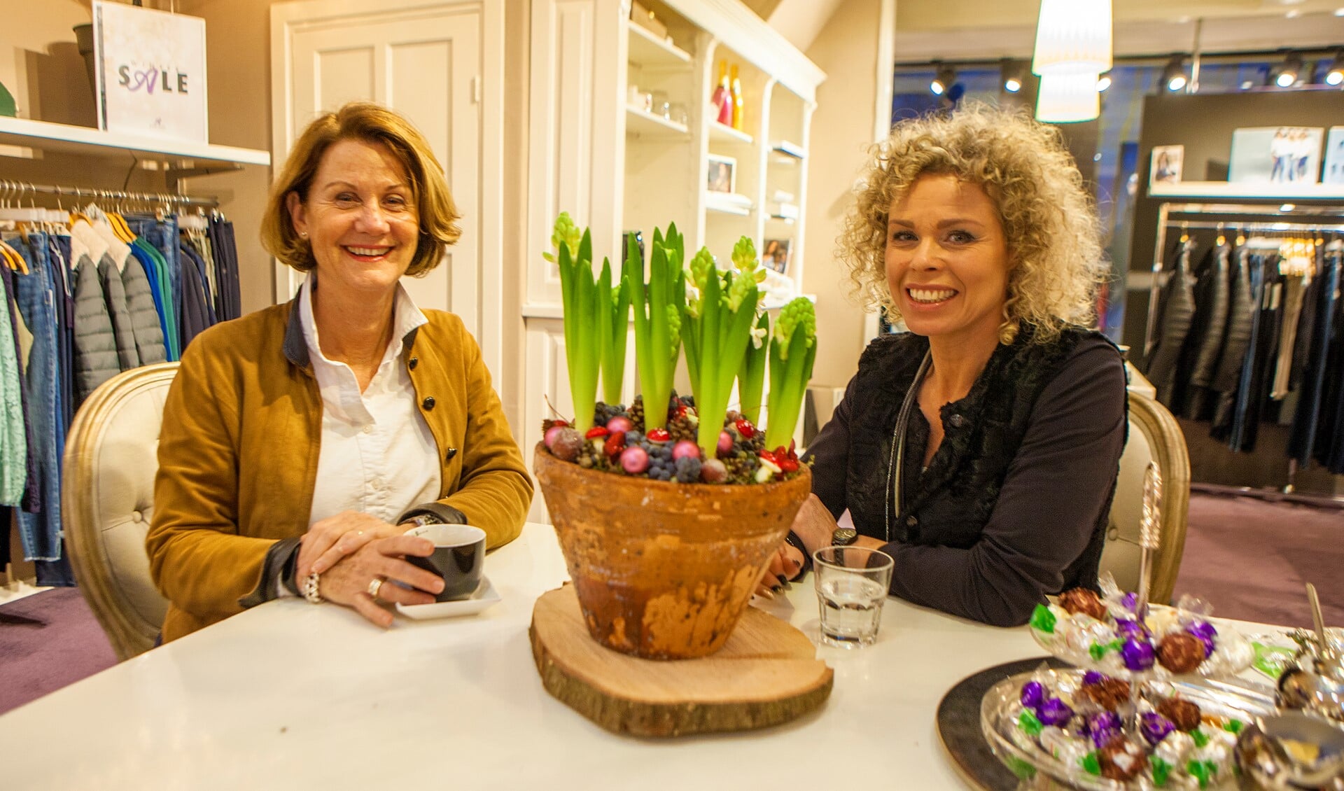 Agnes Haverkort (links) en Anne Marie Hesta zijn de nieuwe duo-voorzitters van ondernemersvereniging Hart van Huizen.