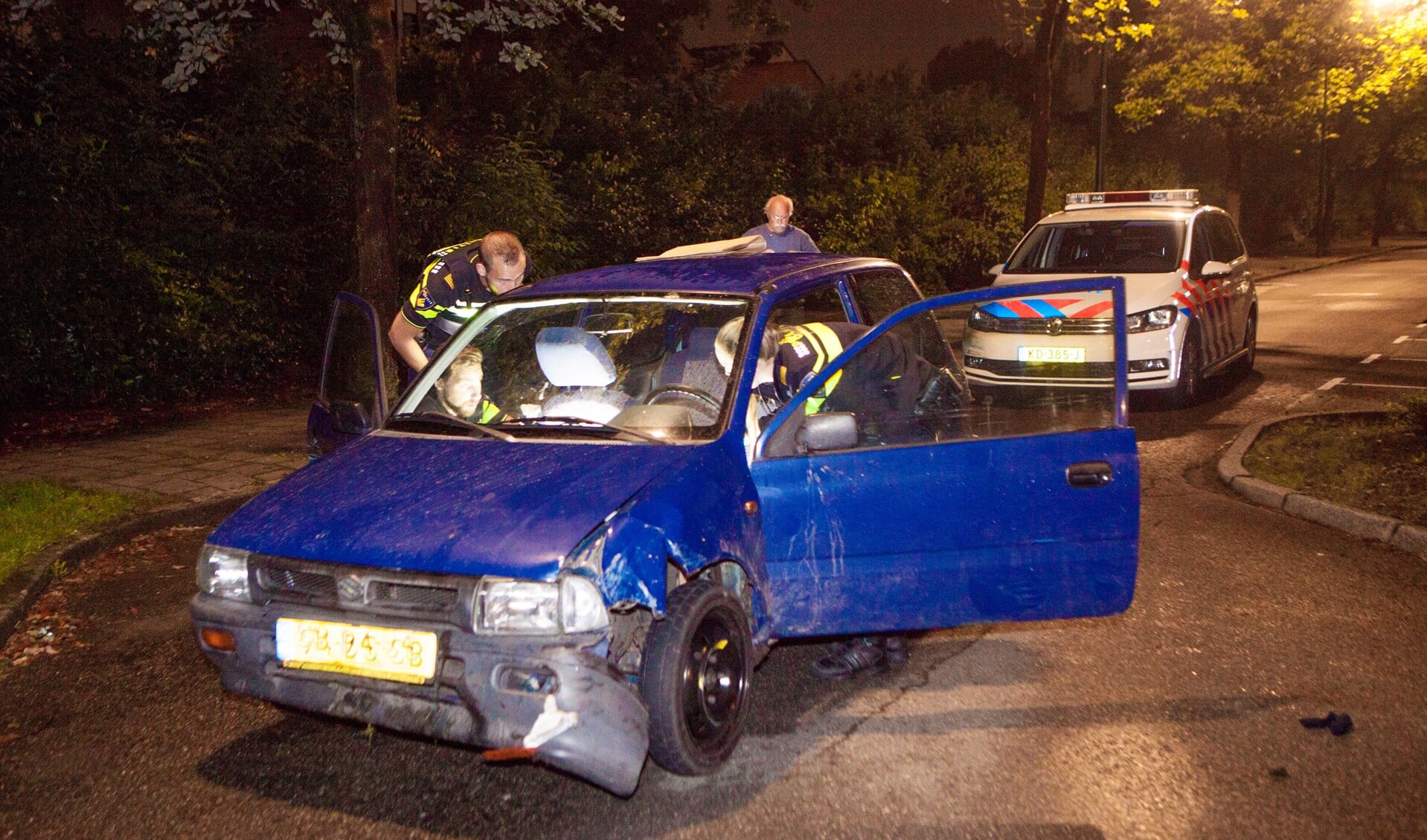 De gehavende auto waarmee de man in augustus vorig jaar een politiewagen ramde.