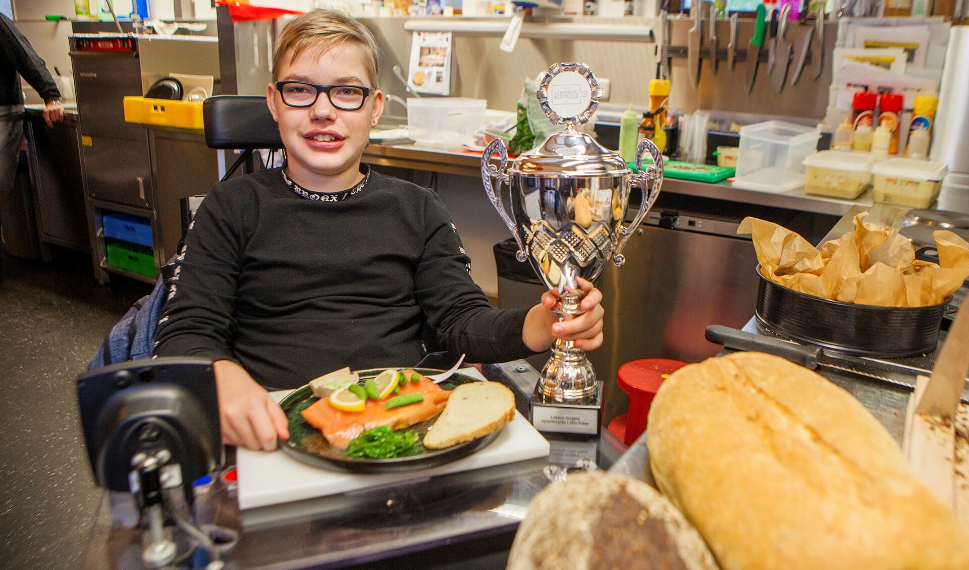 Marc toont trots het naar hem vernoemde wedstrijdbroodje en de sponsorbeker die hij won op de Horecava.