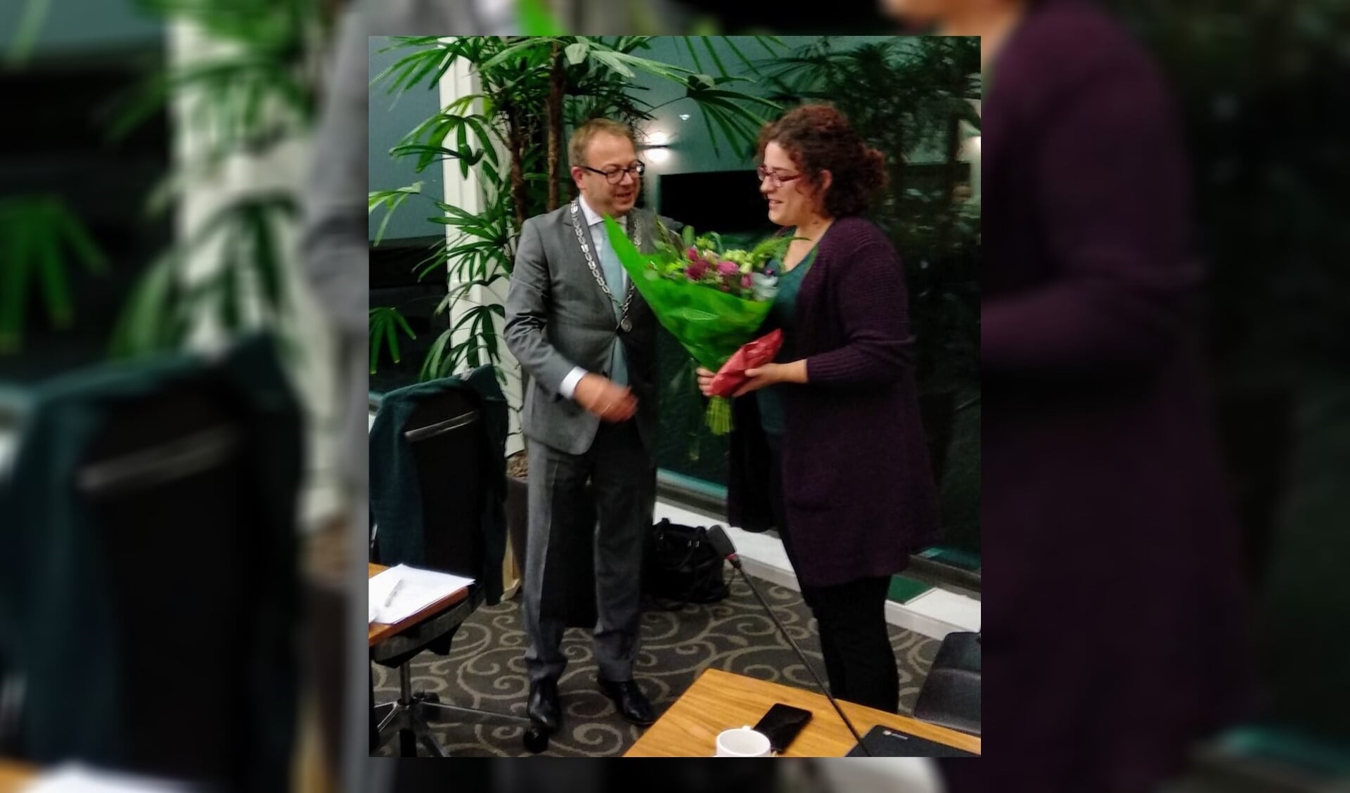 Bloemen van burgemeester Van Benthem voor vertrekkend raadslid Beppie Hoek.