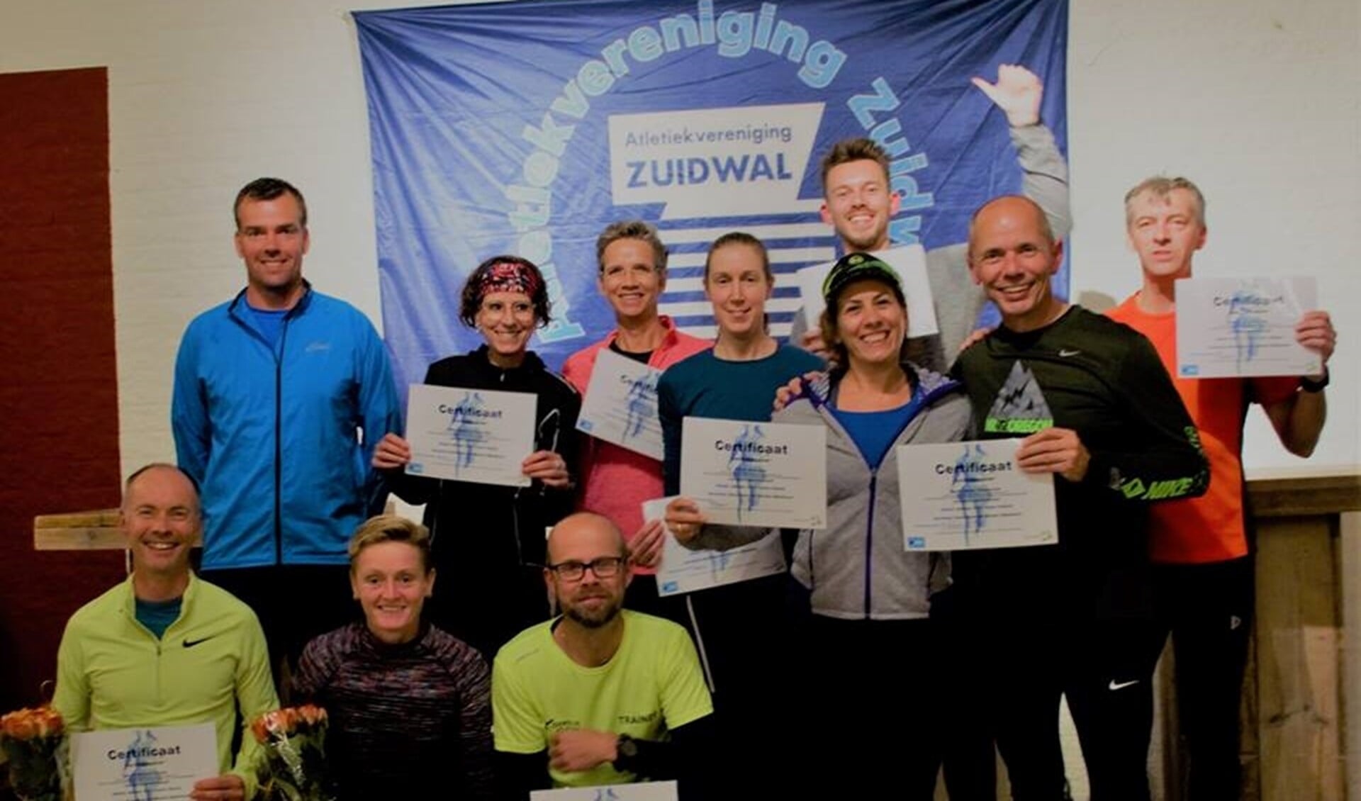 De geslaagde hardlooptrainers van AV Zuidwal met hun docent.