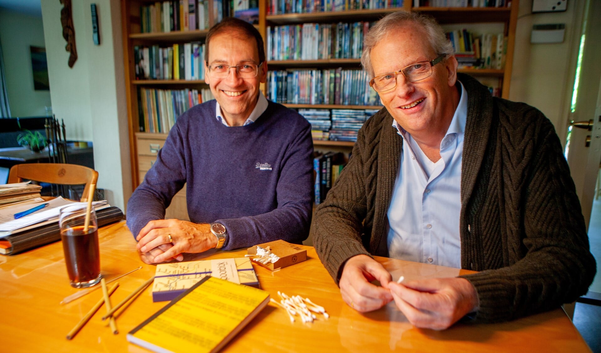 Gert-Jan en Coen met houten wattenstaafjes, bamboe rietjes en notitieblokken met een gerecyclede plastic kaft.