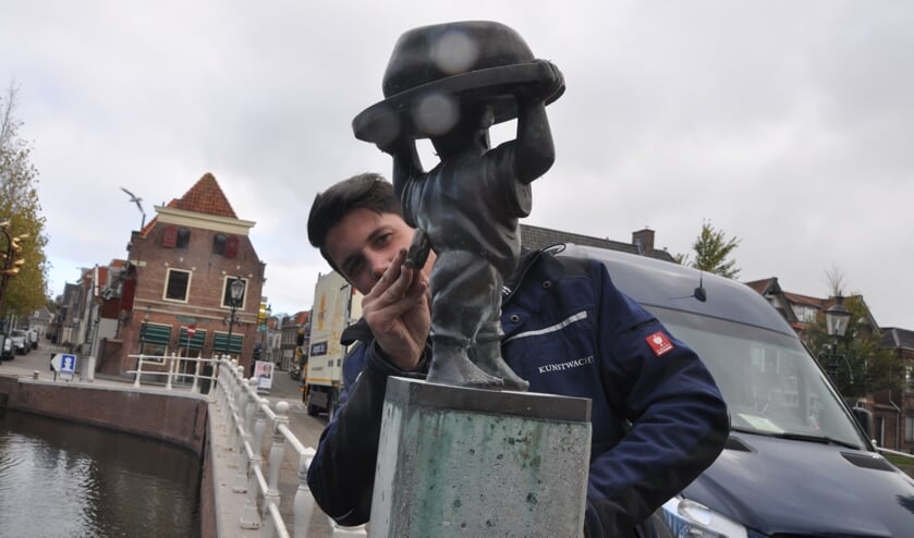 De Weesper Moppenbakker wordt even lekker op de rug gekriebeld.