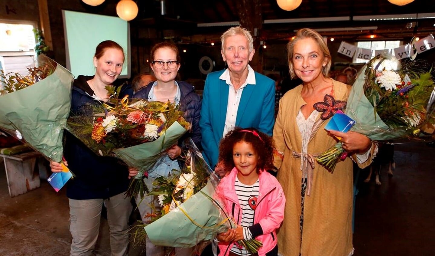 V.l.n.r.: Debbie Croonen-Bakker, Wendie Bakker, wethouder Liesbeth Boersen en Celine Godfroy. Vooraan: Eva Keus (winnaar kinderfoto).