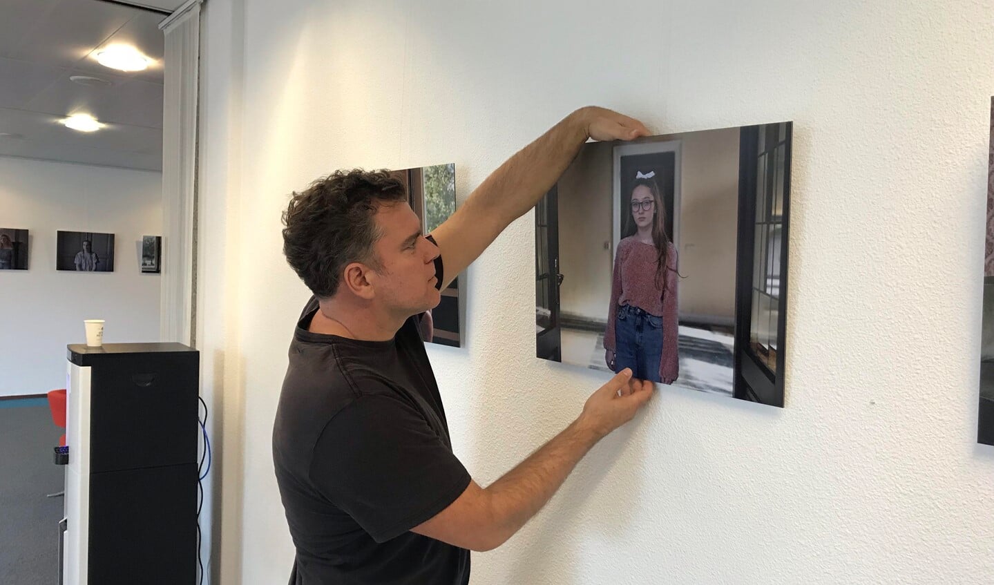 Allard Faas richt expositie in.