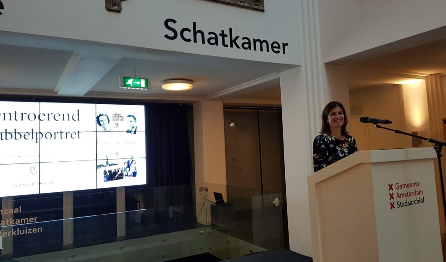 Esther Shaya leest voor uit haar boek.