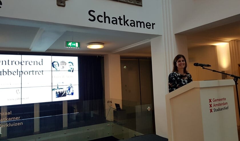 Esther Shaya leest voor uit haar boek.