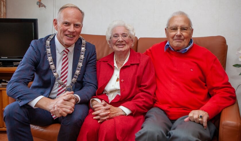 Burgemeester op bezoek bij echtpaar Chrispijn.