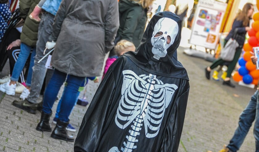 <p>Een paar jaar geleden gingen kinderen in hun griezeligste outfit de straat op.</p>
