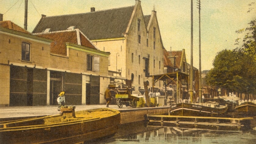 De Achtergracht was in 1947 nog open, met de melkfabriek van Neerlandia (hier is nu supermarkt Vomar gevestigd) als markant herkenningspunt. 