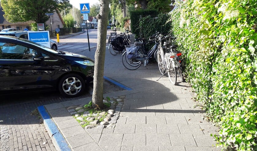 Veel fietsen op de stoep bij AH in het Oude Dorp.