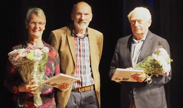 V.l.n.r.: Titie Mol, auteur Ronald van de Vate en Jan Mol.