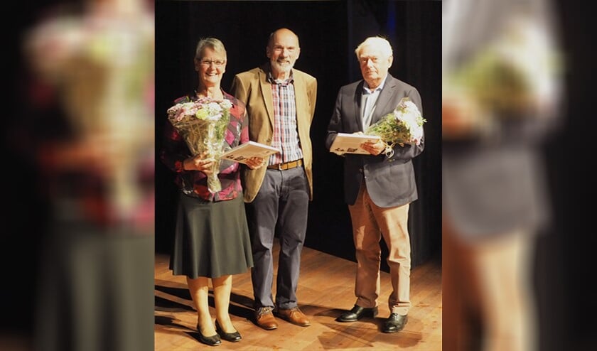 V.l.n.r.: Titie Mol, auteur Ronald van de Vate en Jan Mol.