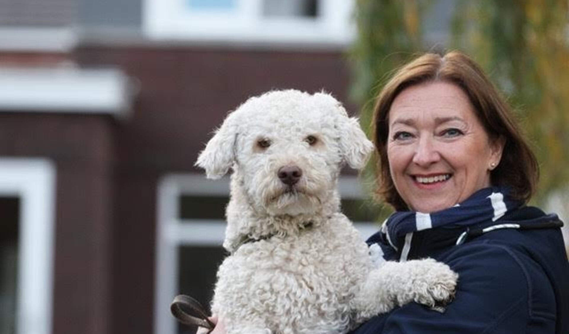 Wilma de Boer-Leijsma - hier samen met hond Luca - keert terug in de Eemnesser politiek.