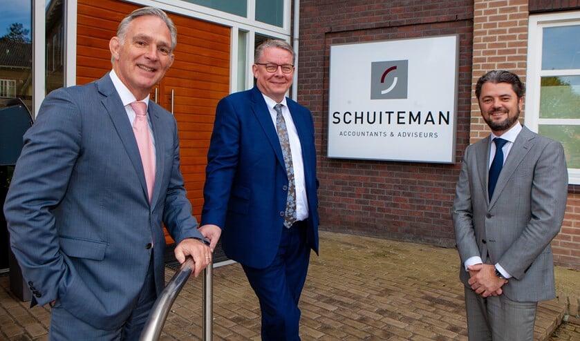 Enkele medewerkers van Schuiteman in Huizen.