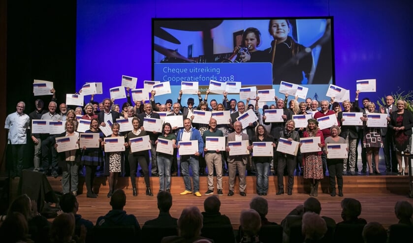 Alle winnaars met hun cheque.