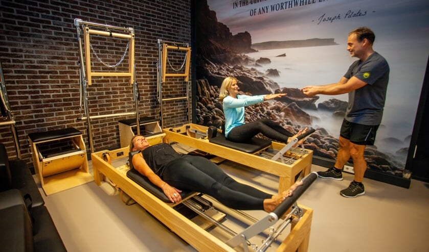 Docent Ruud van den Brink geeft les in de Pilates Boutique.