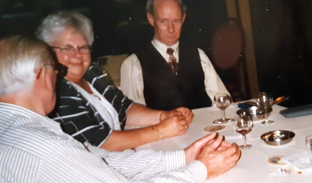 Nel Verbaarschot tijdens een klaverjasavondje eind jaren negentig.