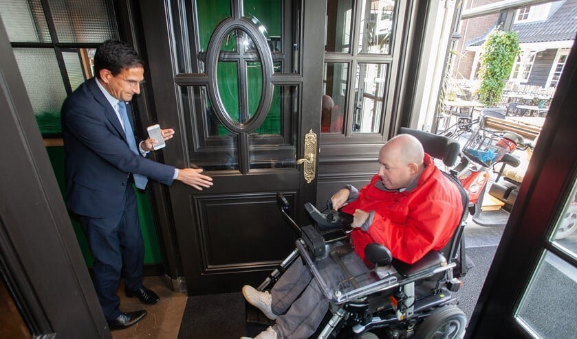 Wethouder Hulscher laat Vincent Ohlrichs binnen in restaurant Porterhouse.