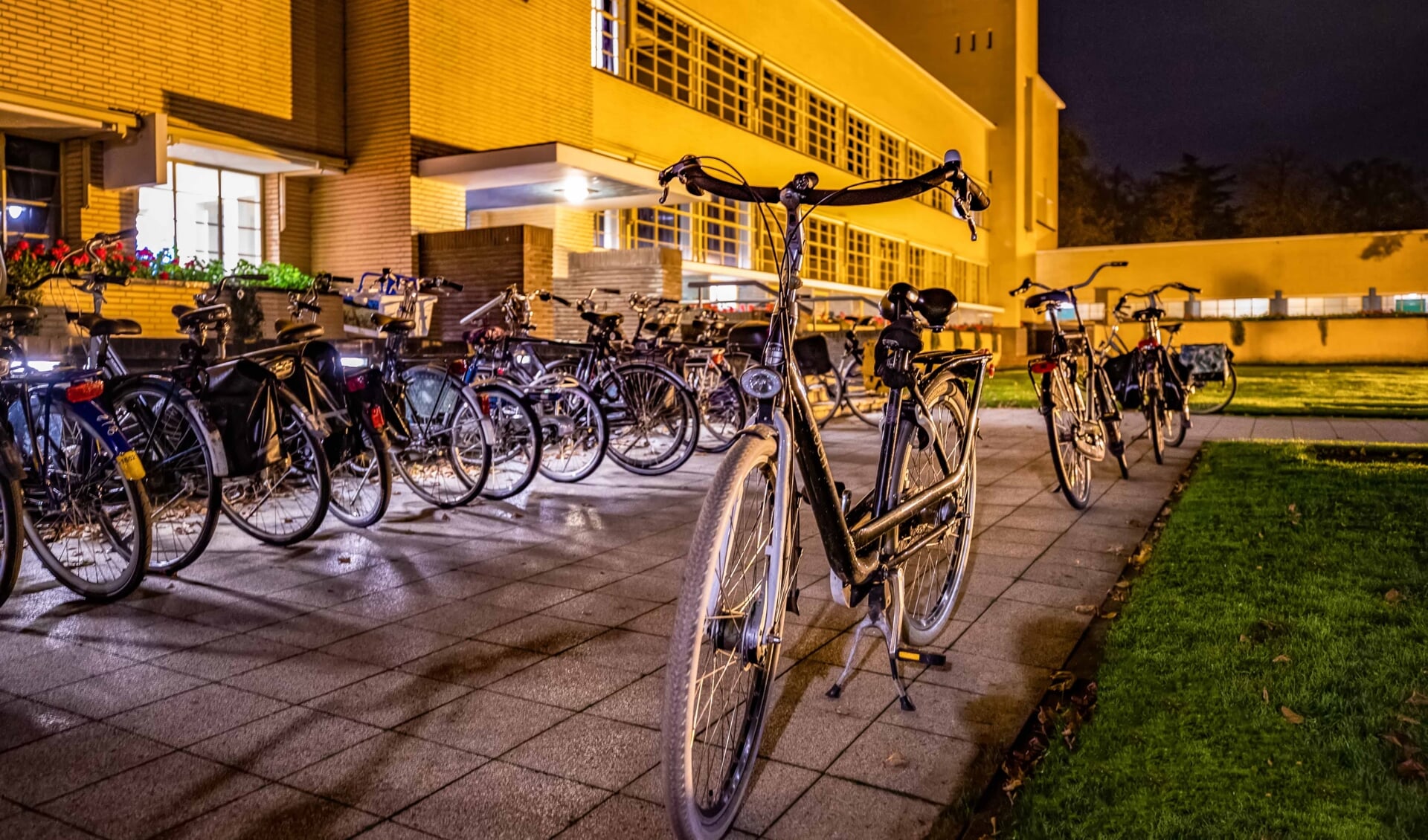 Ook bij het raadhuis werden lang niet alle fietsen tijdens de bijeenkomst van dinsdagavond in de rekken geplaatst. 